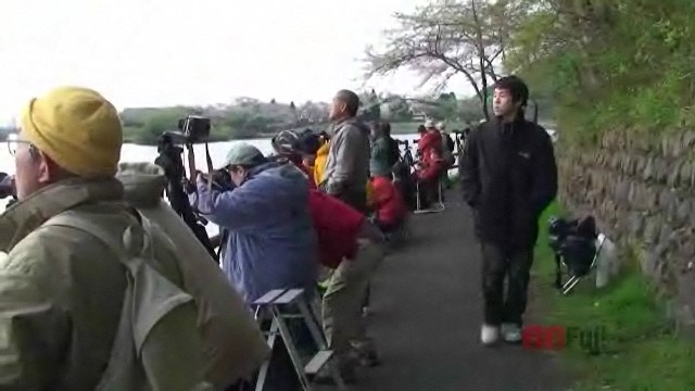 People photographing diamond Fuji